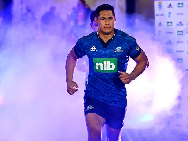 AUCKLAND, NEW ZEALAND - MAY 14: Roger Tuivasa-Sheck of the Blues runs onto the field during the round 13 Super Rugby Pacific match between the Blues and the Queensland Reds at Eden Park on May 14, 2022 in Auckland, New Zealand. (Photo by Hannah Peters/Getty Images)