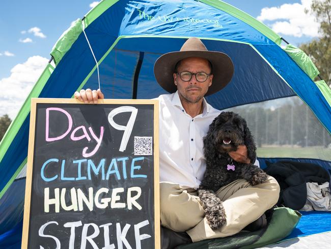 CANBERRA, AUSTRALIA, NewsWire Photos. NOVEMBER 10, 2023: Canberra man Gregory Andrews, 55, is on day 9 of an indefinite hunger strike in front of parliament at Parliament House in Canberra. Picture: NCA NewsWire / Martin Ollman