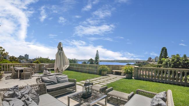 The grand terrace has Harbour views out to Mossman and Point Piper.