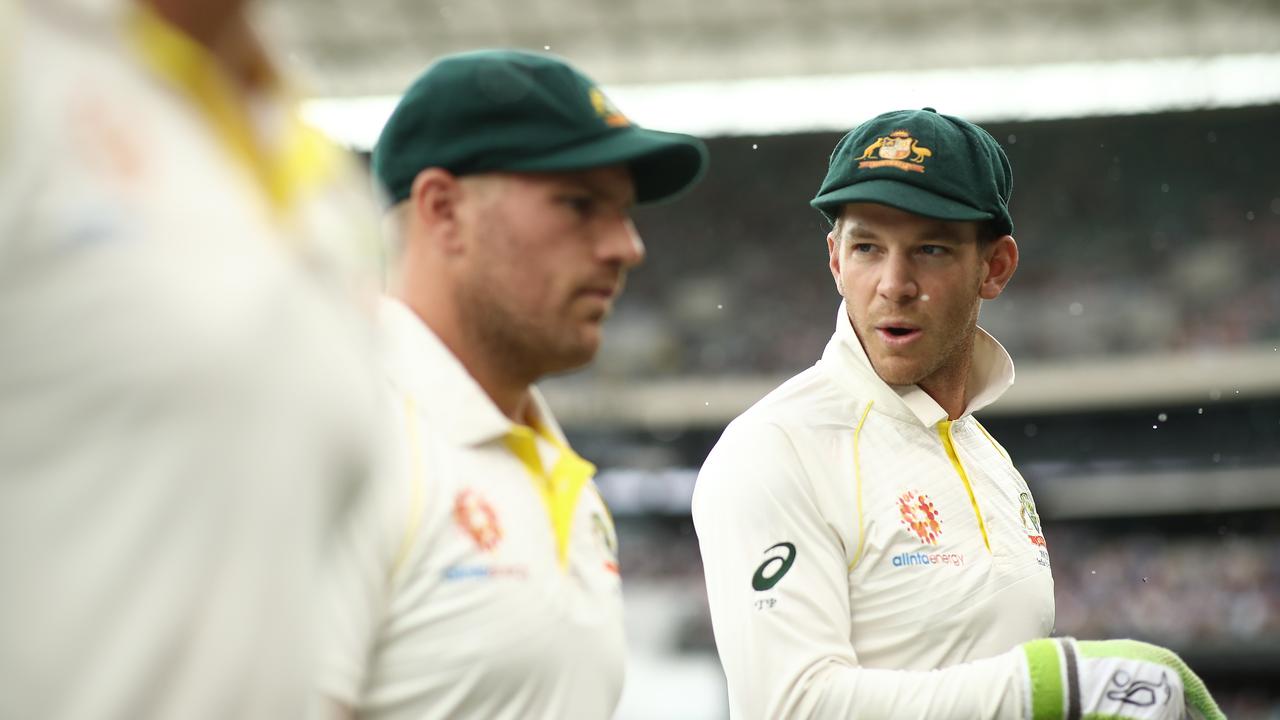 Tim Paine chats to Aaron Finch. Photo: Ryan Pierse/Getty Images.