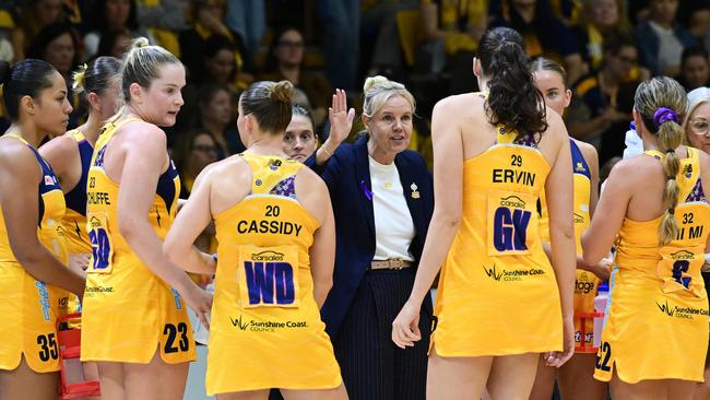 Head Coach Belinda Reynolds of the Lightning speaks to her players. Picture: Bradley Kanaris/Getty Images.