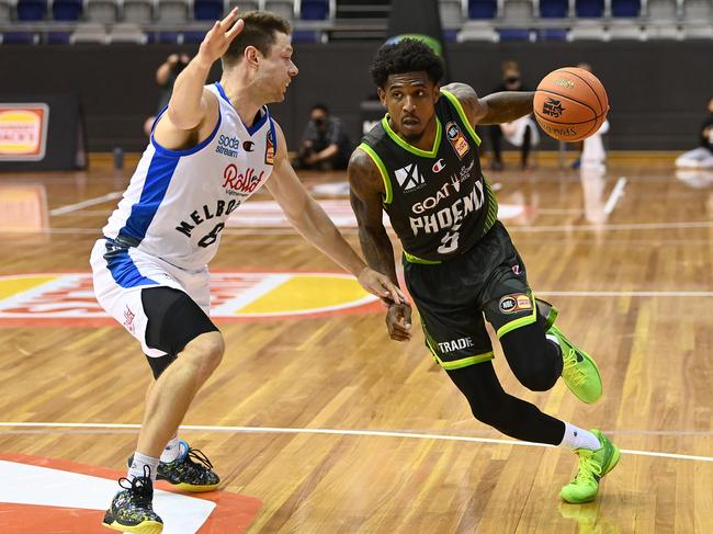 Matthew Dellavedova and Xavier Munford square off in the NBL Blitz. Picture: Getty Images