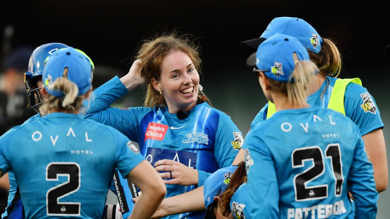 ADELAIDE, AUSTRALIA - NOVEMBER 24: Amanda-Jade Wellington of the Adelaide Strikers celebrates the wicket of Laura Kimmince of the Brisbane Heat during the Women's Big Bash League 'The Eliminator' Final match between the Brisbane Heat and the Adelaide Strikers at Adelaide Oval, on November 24, 2021, in Adelaide, Australia. (Photo by Mark Brake/Getty Images)