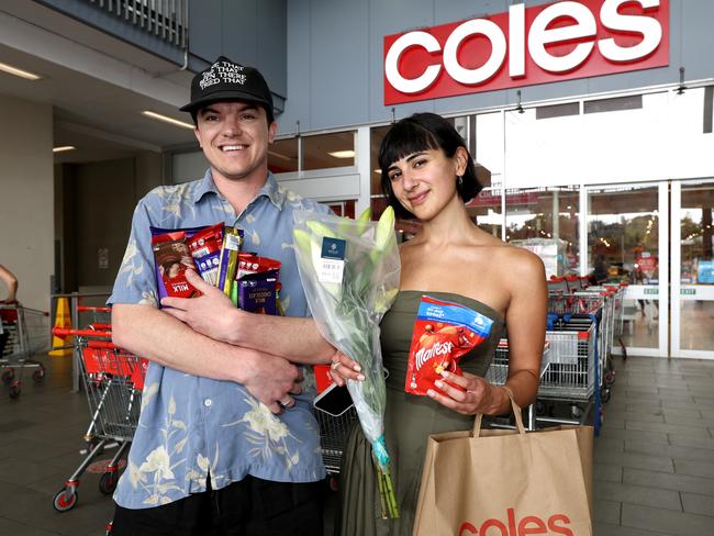 NEWMARKET AUSTRALIA  THURSDAY 6TH MARCH 2025 Last minute shopping at Newmarket Coles - Oliver Foley and Helena Youhana Picture David Clark