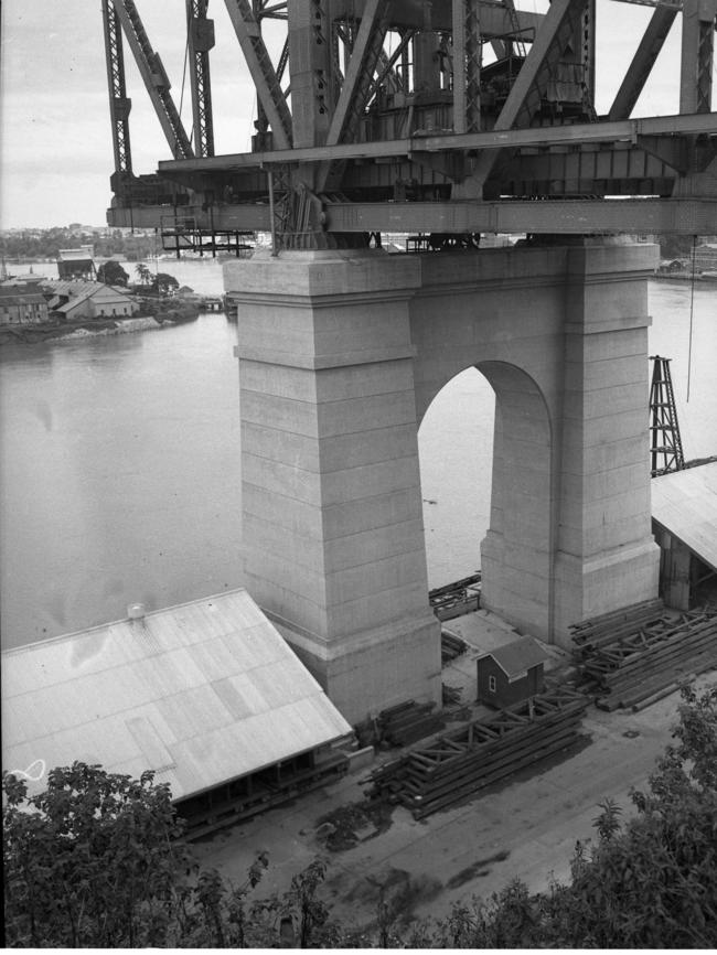 The Story Bridge under construction in 1937