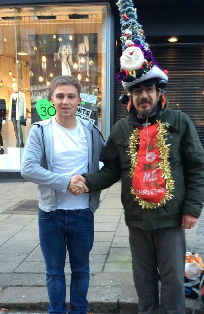 Friends ... Lee Houghton shaking hands with Simon, a homeless British Big Issue vendor. Picture: UK Mirror