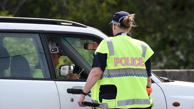 Queensland Police check cars as they cross the Queensland NSW border at Stuart Street in Coolangatta. Picture: NCA NewsWire / Steve Holland