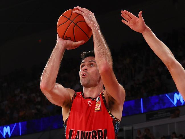 Todd Blanchfield of the Hawks shoots under pressure from Chris Goulding the round 20 NBL match. (Photo by Graham Denholm/Getty Images)