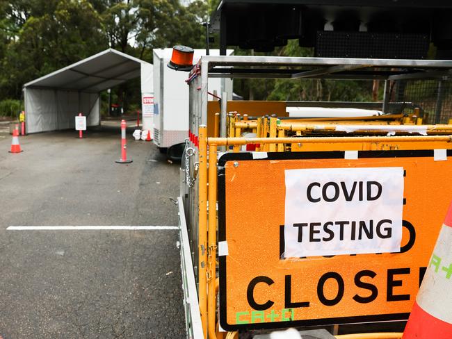 SYDNEY, AUSTRALIA - NewsWire Photos DECEMBER 29, 2021: The COVID-19 drive-through testing clinic at Willoughby Leisure Centre pictured closed and empty this afternoon. Picture: NCA NewsWire / Dylan Robinson