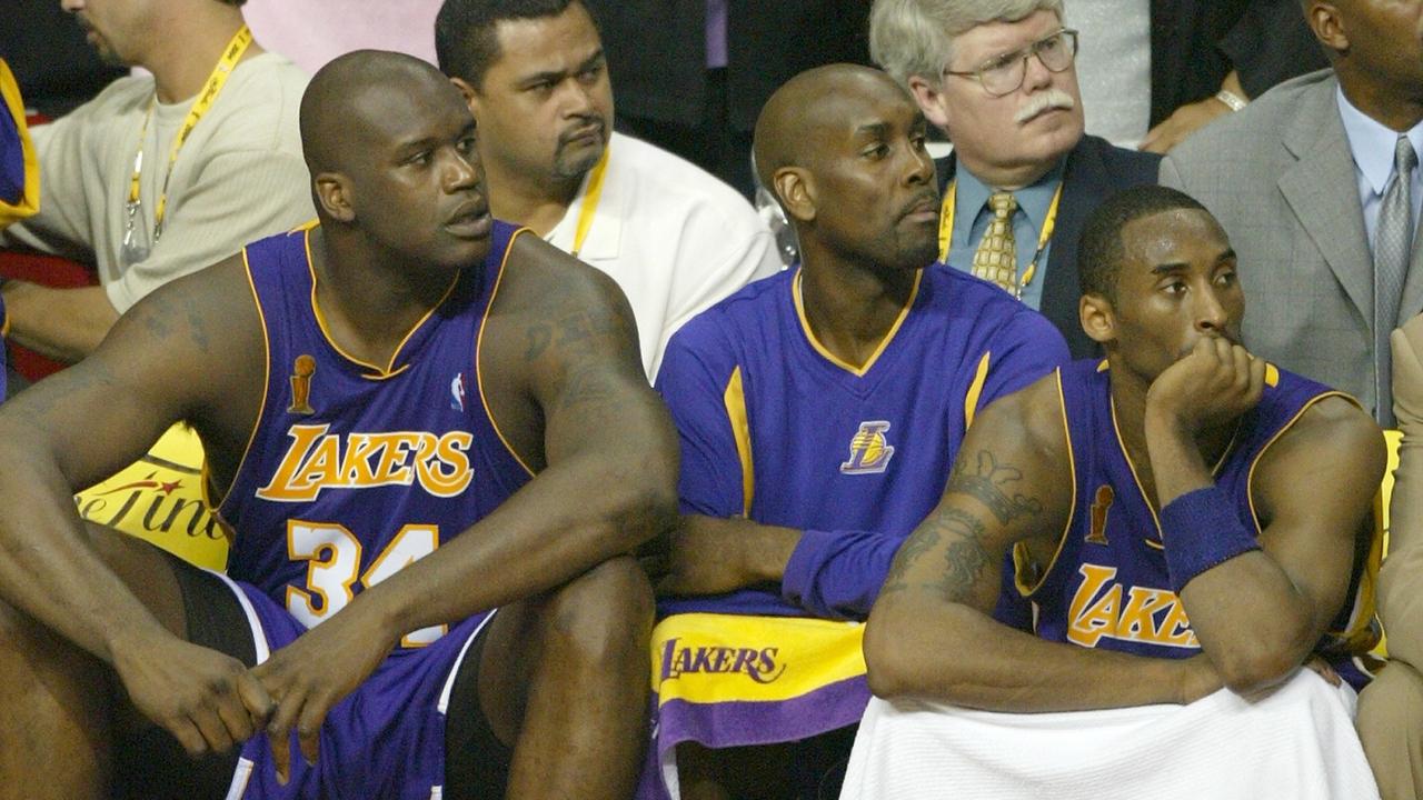 A former Lakers teammates claims Shaquille O'Neal offered him $10,000 to fight Kobe Bryant.