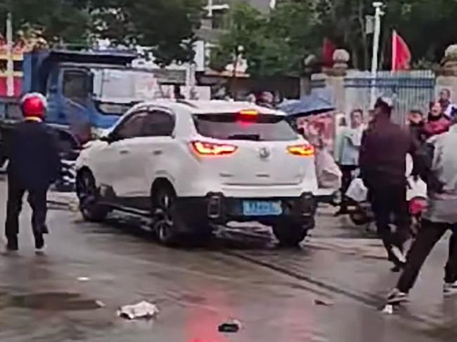 This frame grab taken from video footage circulating on Chinese social media on November 19, 2024 shows the scene where a car crashed outside the Yong'an primary school in Changde, central China's Hunan province, in which "multiple students were injured" according to state-run media. Multiple children were injured on November 19 when a car crashed outside a primary school in central China, state media said, without providing more details about the number of casualties or the person responsible. Footage circulating on Chinese social media -- which matched online images of the school -- appeared to show the aftermath of the incident, with dozens of children running in panic away from the site of the crash yelling "help, help". (Photo by social media / AFP) / China OUT / RESTRICTED TO EDITORIAL USE - MANDATORY CREDIT "AFP PHOTO / CHINESE SOCIAL MEDIA" - NO MARKETING NO ADVERTISING CAMPAIGNS - DISTRIBUTED AS A SERVICE TO CLIENTS - NO ARCHIVE