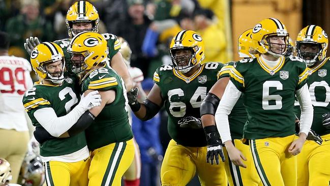 GREEN BAY, WI - OCTOBER 15: Mason Crosby #2 of the Green Bay Packers celebrates with teammates after kicking a field goal to beat the San Francisco 49ers 33-30 at Lambeau Field on October 15, 2018 in Green Bay, Wisconsin.   Dylan Buell/Getty Images/AFP == FOR NEWSPAPERS, INTERNET, TELCOS & TELEVISION USE ONLY ==