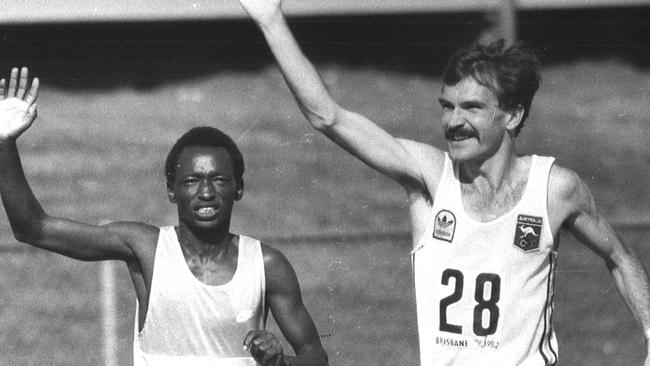 Juma Ikangaa and Robert de Castella accept the applause for the crowd back at QEII stadium.