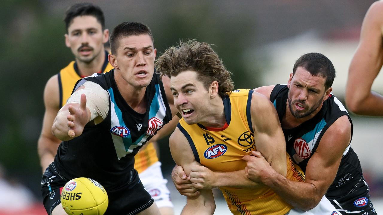 Zac Taylor handballs under pressure from Travis Boak. Picture: Mark Brake/Getty Images