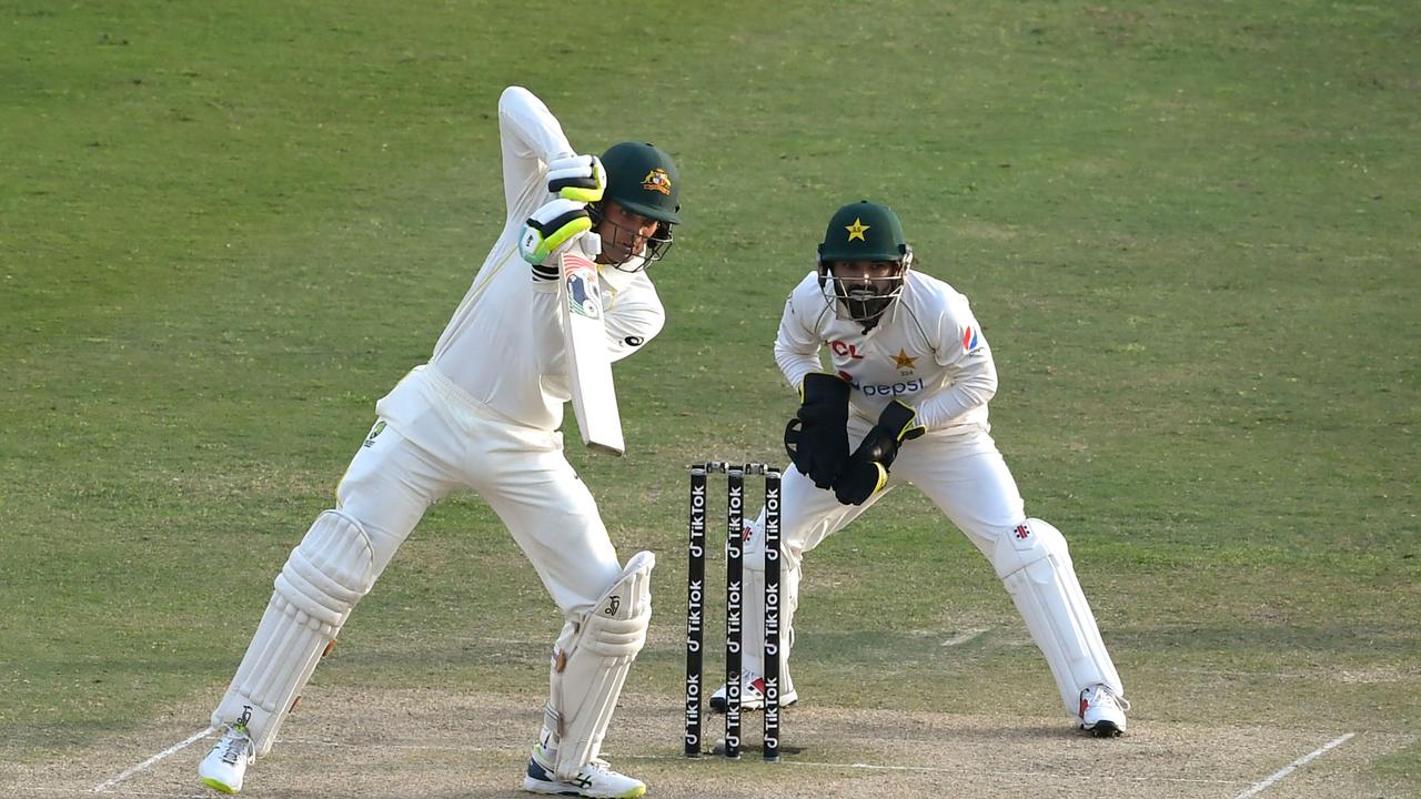 Alex Carey fends a ball away. Photo by Aamir QURESHI / AFP