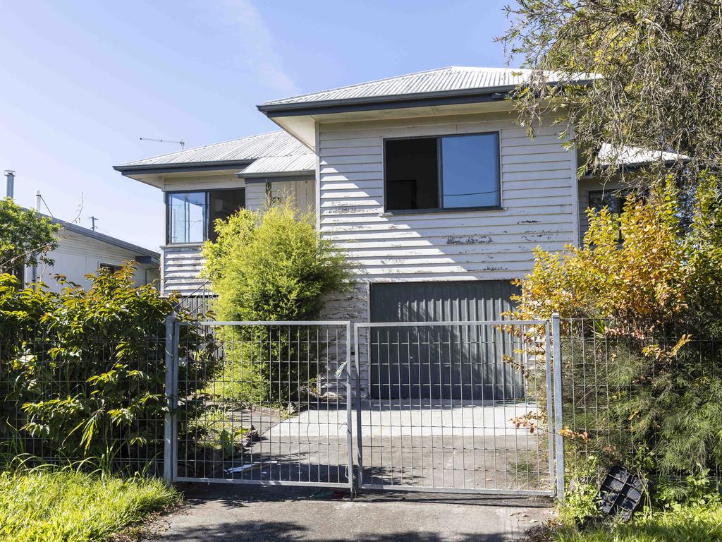 An abandoned / unoccupied, flood damaged house on Corella Street, Rocklea. Many houses in Rocklea have been unoccupied since the floods in February, with some apparently unoccupied since the 2011 flood. Picture : Matthew Poon.