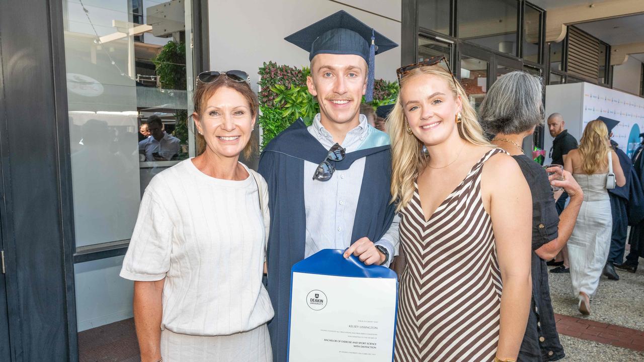 04-02-2025 Deakin Graduation Bachelor of Exercise and Sport Science, Shelley lissington Kelsey lissington and Claudia Forrest