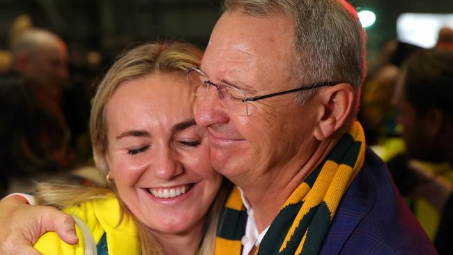 SYDNEY, AUSTRALIA - AUGUST 14: Ariarne Titmus hugs father Steve during the Australian Olympic Games athletes charter flight arrival at Sydney International Airport on August 14, 2024 in Sydney, Australia. (Photo by Jason McCawley/Getty Images)