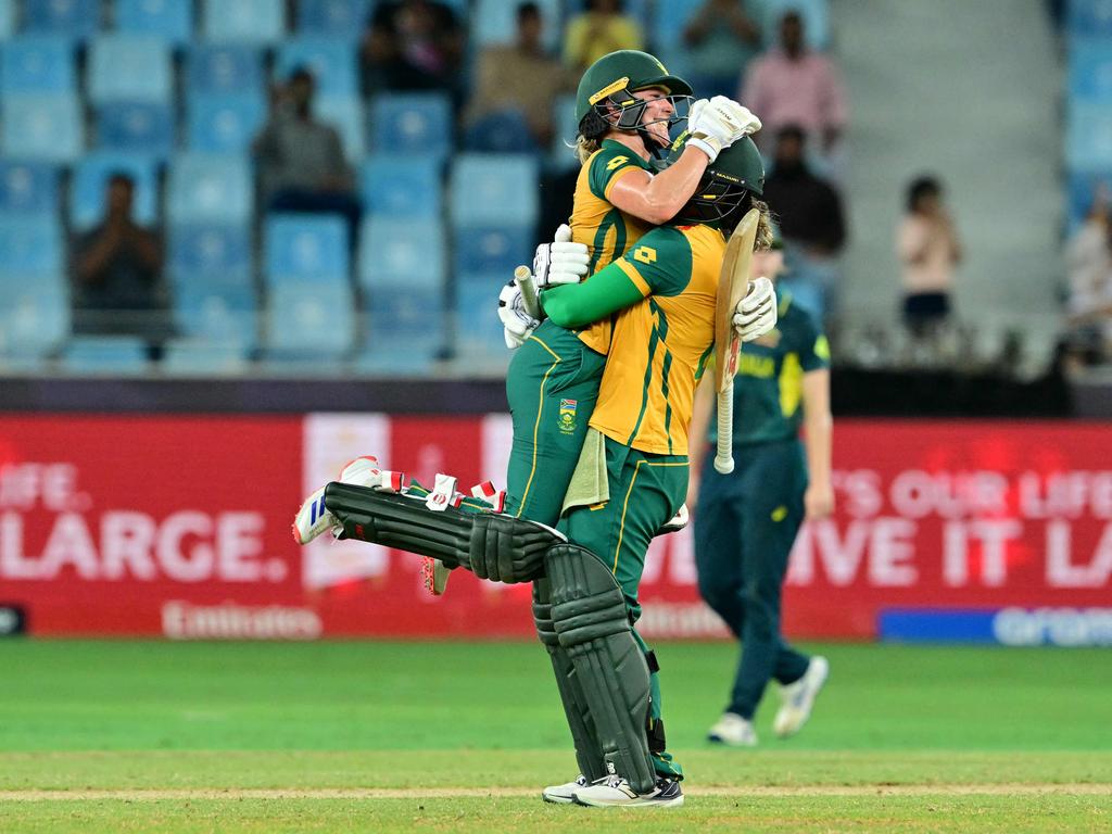 Anneke Bosch (left) and Chloe Tryon celebrate their win. (Photo by Giuseppe CACACE / AFP)