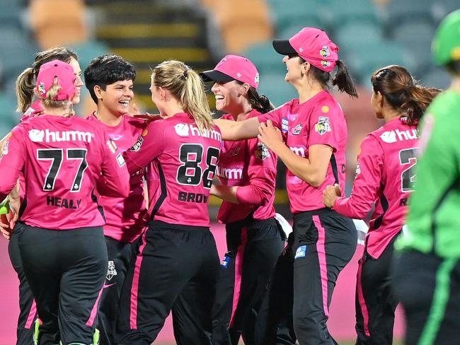 The Sydney Sixers defeated the Melbourne Stars in the first game of WBBL|07 on Thursday night. (Photo by Steve Bell/Getty Images)