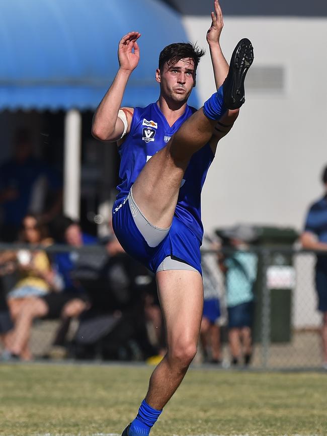 Todd Elton kicks a goal for Hastings.