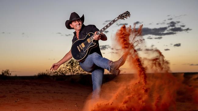 Lee Kernaghan will perform at Savannah in the Round.