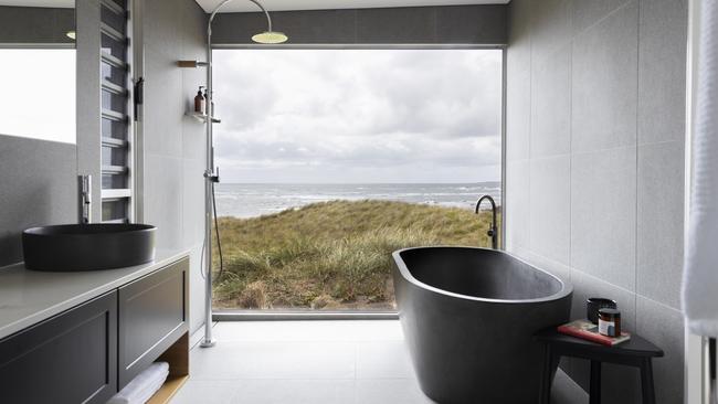 Bathtub with a view at Kittawa Lodge.