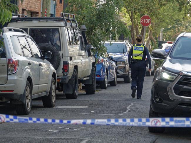 MELBOURNE,AUSTRALIA-NewsWire Photos 6 APRIL, 2023: MELBOURNE HOMICIDE in Abbotsford. Homicide Squad detectives are investigating after the death of a woman in Abbotsford on Wednesday night.  Picture: NCA NewsWire / Valeriu Campan,