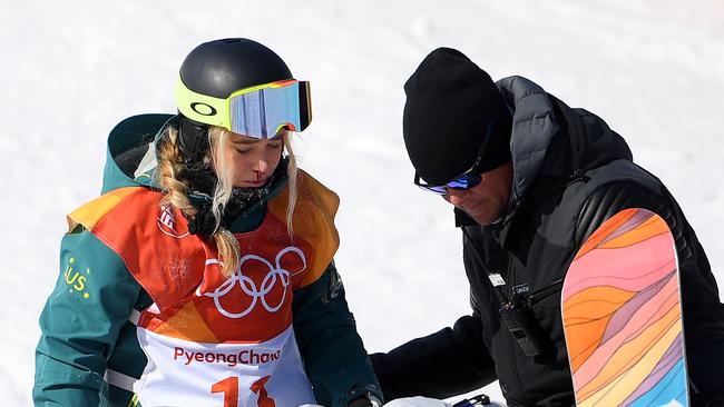 skab Forståelse Transistor Emily Arthur crash in snowboard half-pipe, Chloe Kim wins
