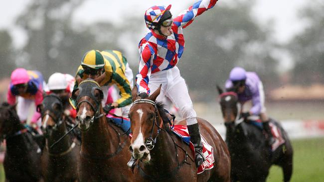 La Montagna ridden by Craig Newitt wins the 2006 Stradbroke Handicap.