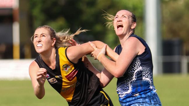 Darwin Buffettes take on Nightcliff Tigers. Picture: Celina Whan / AFLNT Media