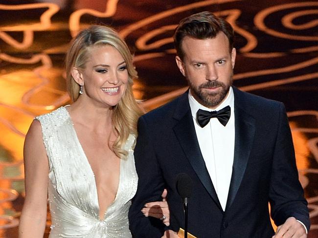 Kate Hudson and Jason Sudeikis present an award onstage during the Oscars.