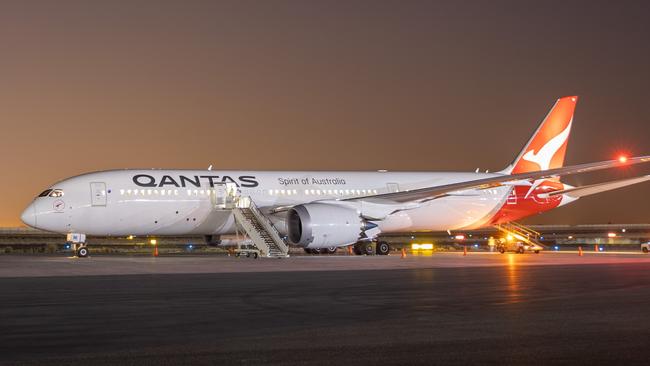 More than 900 Qantas staff have offered to operate flights to repatriate Australians from Israel.