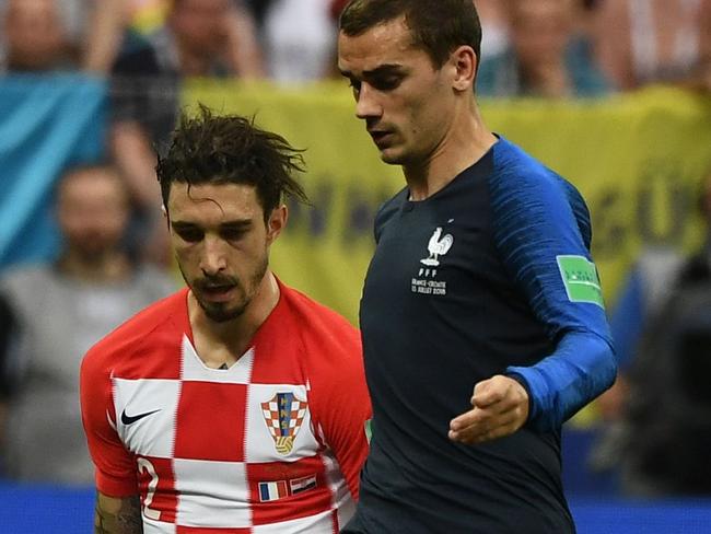 Croatia's defender Sime Vrsaljko (L) marks France's forward Antoine Griezmann during their Russia 2018 World Cup final football match between France and Croatia at the Luzhniki Stadium in Moscow on July 15, 2018. / AFP PHOTO / Jewel SAMAD / RESTRICTED TO EDITORIAL USE - NO MOBILE PUSH ALERTS/DOWNLOADS