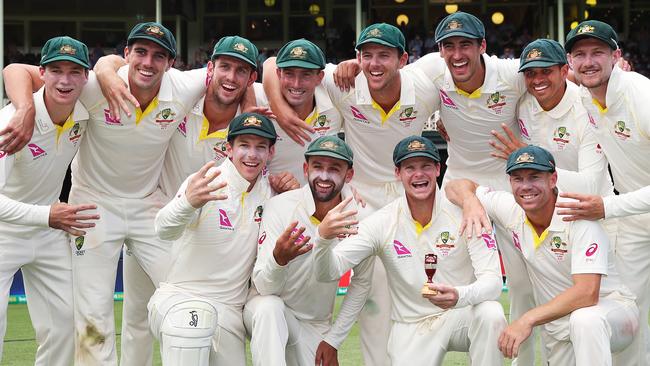 Australian captain Steve Smith and his team with the urn after defeating England at the SCG. Picture. Phil Hillyard