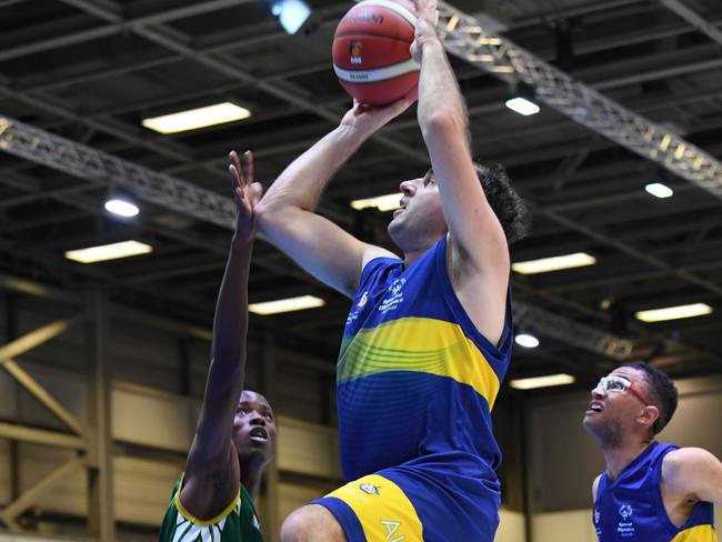 Mackay's TJ Straw goes for a layup. Picture credit: Special Olympics Australia