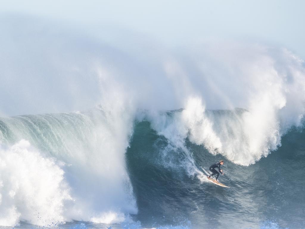 Huge 5m waves hit Sydney beaches, snow traffic chaos continues | Daily ...