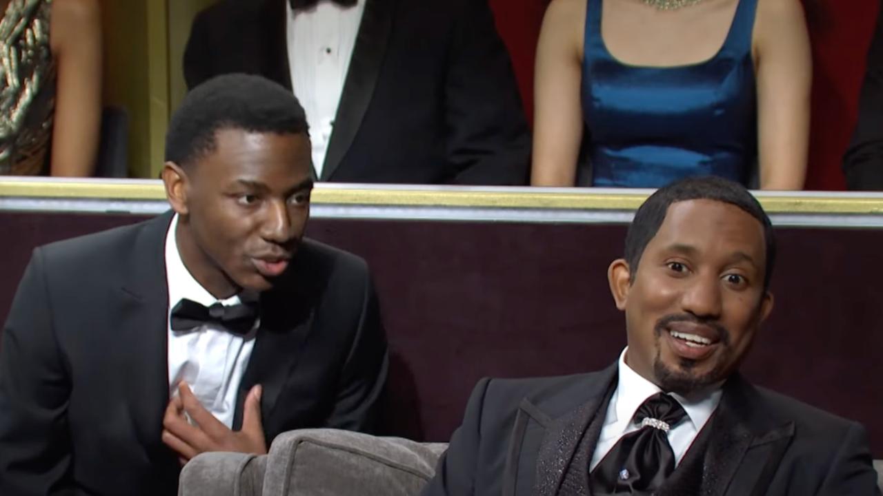 SNL guest host Jerrod Carmichael (left) played an Oscars seat filler in the sketch.