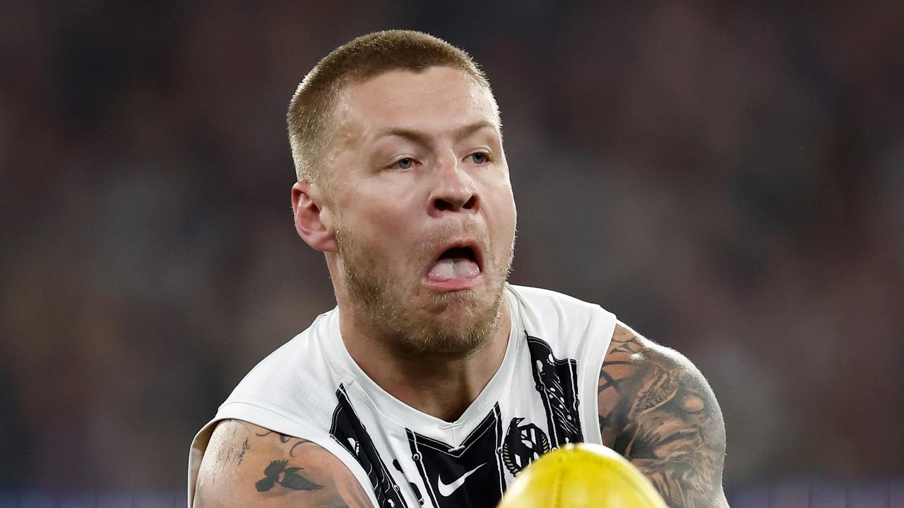 MELBOURNE, AUSTRALIA - JULY 05: Jordan De Goey of the Magpies handpasses the ball during the 2024 AFL Round 17 match between the Collingwood Magpies and the Essendon Bombers at Melbourne Cricket Ground on July 05, 2024 in Melbourne, Australia. (Photo by Michael Willson/AFL Photos via Getty Images)