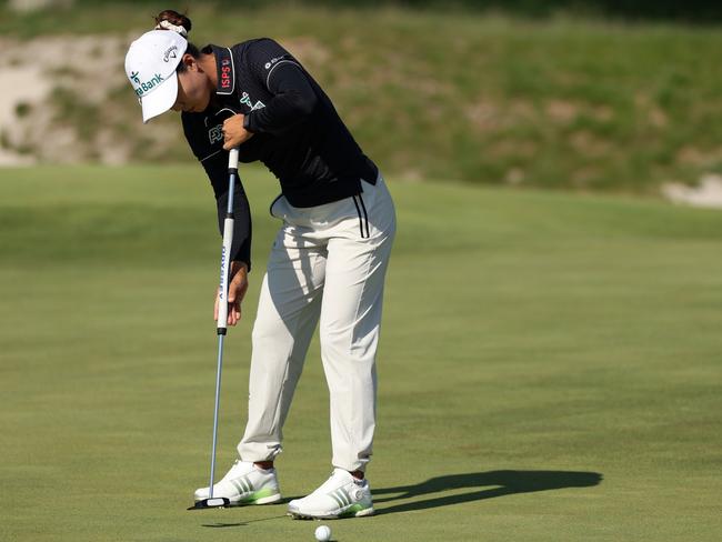 Minjee Lee is now using a long putter. Picture: Sarah Stier/Getty Images
