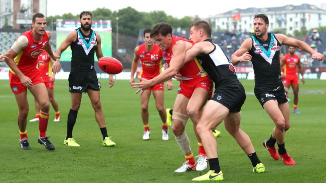 David Swallow is tackled by Tom Rockliff.