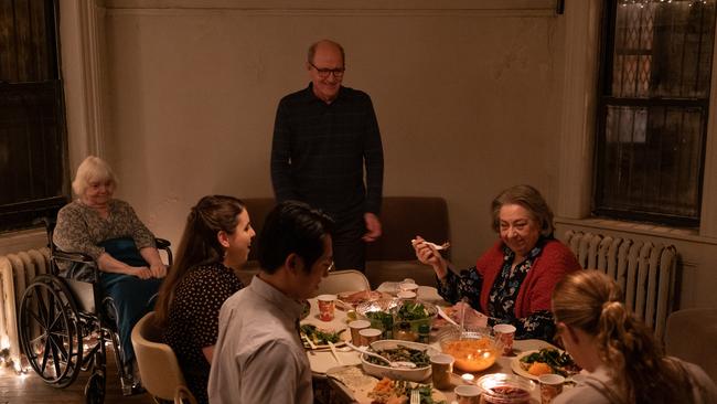 June Squibb, Amy Schumer, Jayne Houdyshell, Steven Yeun, Beanie Feldstein and Richard Jenkins in the movie The Humans