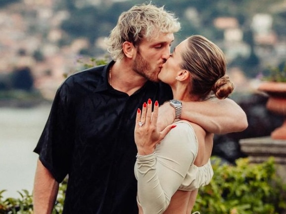 Logan Paul popped the question to Nina Agdal in style. Photo: Twitter, @LoganPaul.