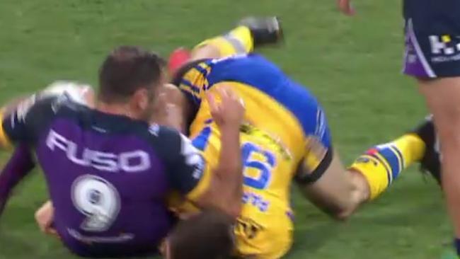 Cameron Smith drops his elbow onto Matt Parcell's head.