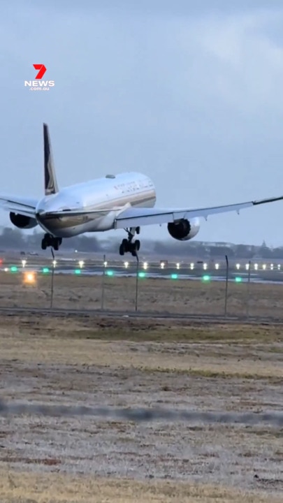 Dicey landing during destructive SA storm (7NEWS)