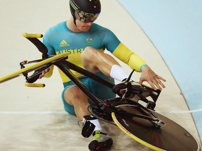 RIO DE JANEIRO, BRAZIL - AUGUST 16: Matthew Glaetzer of Australia blows a tire around a turn during the Men's Keirin Finals race on Day 11 of the Rio 2016 Olympic Games at the Rio Olympic Velodrome on August 16, 2016 in Rio de Janeiro, Brazil. (Photo by Rob Carr/Getty Images)