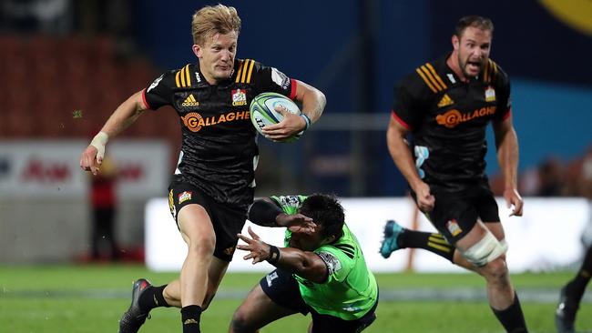 Chiefs five-eighth Damian McKenzie aviods the Highlanders defence.