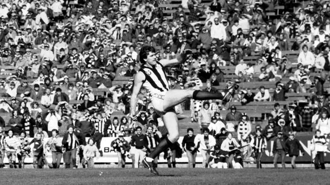 Collingwood’s Brian Taylor kicking his 100th goal for the season in 1986.