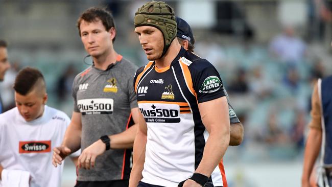 Brumbies David Pocock comes off the field for a head injury assessment during the Round 1 Super Rugby match between the Brumbies and the Melbourne Rebels at GIO Stadium in Canberra, Friday, February 15, 2019. (AAP Image/Mick Tsikas) NO ARCHIVING, EDITORIAL USE ONLY