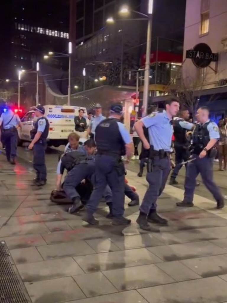 Tense Moment Cops Arrest Man On George St Sydney And Pepper Spray